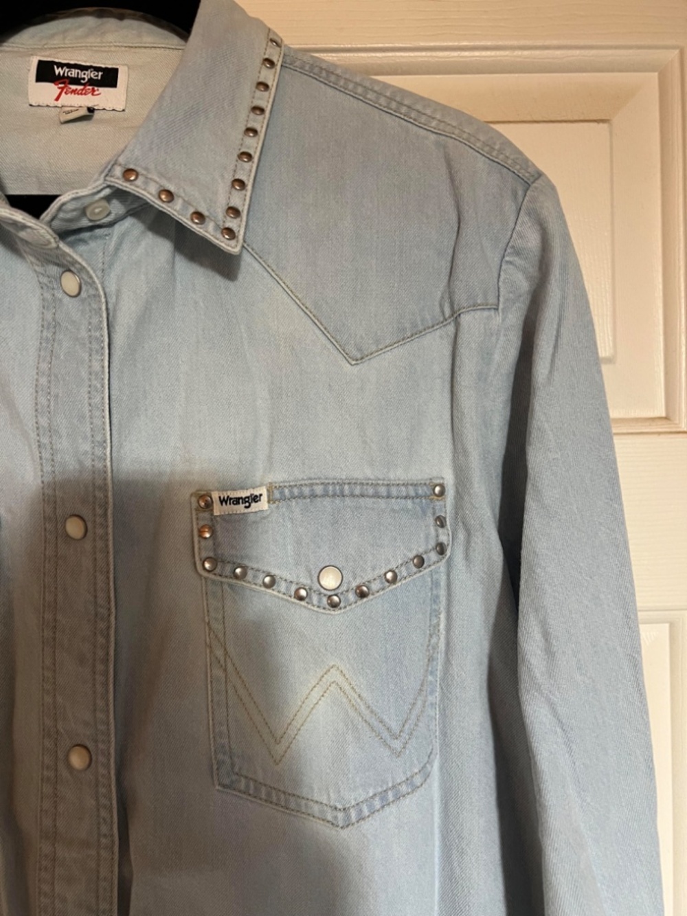 Women's Wrangler x Fender Studded Lt Denim Shirt- XL - Picture 4 of 5